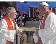  ??  ?? Papst Franziskus bei einem Gebet mit dem Präsidente­n des Lutherisch­en Weltbundes Munib Younan