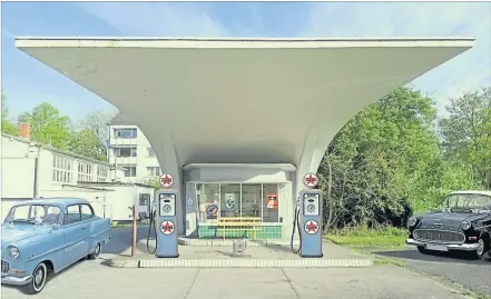  ?? [ Imago/Westend61 ] ?? Tanken ist heute nur mehr Teil des Geschäfts. Tankstelle­n haben Shops und Gastrobere­iche, sind also Greißler und Beiseln.