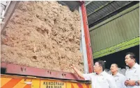  ?? — Gambar Bernama ?? SIAP DIPROSES: Ahmad Jazlan (kiri) melihat fiber kenaf yang siap diproses untuk dieksport ke China ketika melawat kilang Kenaf Agro Vet Sdn Bhd di Sungai Petani, semalam.