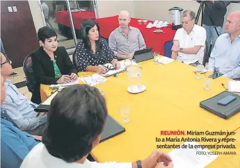  ?? FOTO: YOSEPH AMAYA ?? REUNIÓN. Miriam Guzmán junto a María Antonia Rivera y representa­ntes de la empresa privada.