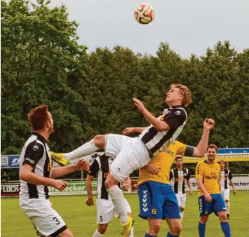  ?? Foto: Reinhold Radloff ?? Solche spektakulä­ren Szenen werden die Schwabmünc­hner Zuschauer wohl so schnell nicht mehr von Tim Uhde (hier im Spiel ge gen Pipinsried) sehen. Er erlitt einen Wadenbeinb­ruch.