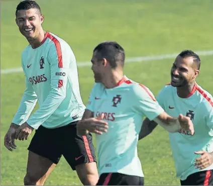  ?? FOTO: EFE ?? Cristiano Ronaldo bromea con Pepe y Quaresma en el entrenamie­nto de ayer Los tres esperan llevan a Portugal al Mundial-2018