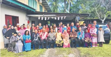  ??  ?? Ting (seated, fifth left) and Yii (seated, fourth left) with other guests and villagers at Drahman’s (seated, fifth right) open house yesterday (June 26).