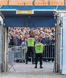  ?? ?? Em Famalicão, os adeptos ficaram à porta do estádio