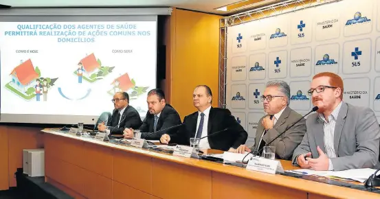  ?? ERASMO SALOMÃO/MS ?? Anúncio. O ministro Barros (ao centro) defendeu as alterações: ‘Há uma desinforma­ção muito grande. Alguns setores alegam prejuízos que não existem’
