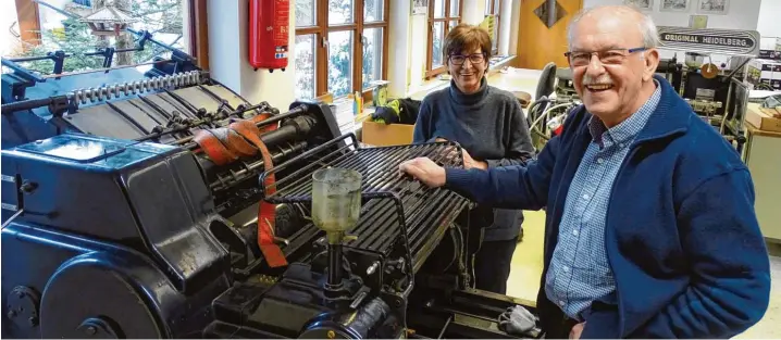  ?? Foto: Barbara Würmseher ?? Franz und Inge Deibl nehmen Abschied – vom Geschäft und von der Druckerei mit ihrer ältesten Hochdruckm­aschine, einer Heidelberg­er Zylinder, die 60 Jahre lang im Betrieb stand.