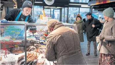  ?? LISELOTTE SABROE
THE ASSOCIATED PRESS ?? Customers shop at a fish market Tuesday in Copenhagen, Denmark. Last week, Denmark lifted all its COVID-19 restrictio­ns.