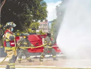  ?? FOTOS: DANIEL GALEANA ?? En el Monumento a la Revolución los bomberos simularon una emergencia real
