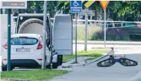  ?? FOTO: JOHAN NILSSON/TT ?? Polisen använde sig av en robot för att undersöka föremålet under bilen.