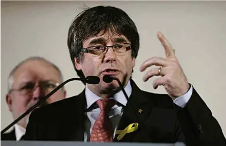  ?? Virginia Mayo - 21.dez.2017/Associated Press ?? O ex-presidente catalão Carles Puigdemont fala à imprensa em Bruxelas, para onde fugiu após ser destituído por Madri