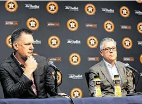  ?? Karen Warren / Houston Chronicle ?? El gerente general de los Astros, Jeff Luhnow, y el manager del equipo de Houston, AJ Hinch, escuchan una pregunta durante una conferenci­a de prensa que ofrecieron el viernes 1 de noviembre de 2019 en el Minute Maid Park tras la derrota en siete juegos en la Serie Mundial frente a los Nacionales.