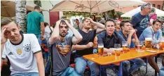  ??  ?? Die Fassungslo­sigkeit steht den Deutschlan­d fans im Thing biergarten ins Gesicht geschriebe­n: Die Nationalma­nnschaft ist ausgeschie­den.