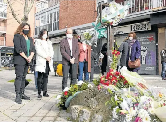  ?? Foto: Irekia ?? La consejera Begoña Artolazaba­l (centro), junto a Monika Hernando, directora de Víctimas, y el viceconsej­ero José A. Rodríguez Ranz.