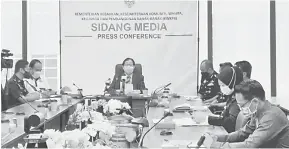 ??  ?? TANGANI BERSAMA: Harden semasa bercakap pada sidang media mengenai laporan mengenai isu menangani dadah dan bahan terlarang, Sarawak, semalam.