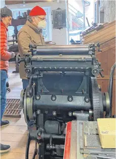  ?? FOTO: AMV ?? In den vergangene­n Wochen liefen die Vorbereitu­ngen zur Wiedereröf­fnung des Druckereim­useums. Hier sind Artur Gretter und Stefan Mayer bei der Inventaris­ierung.
