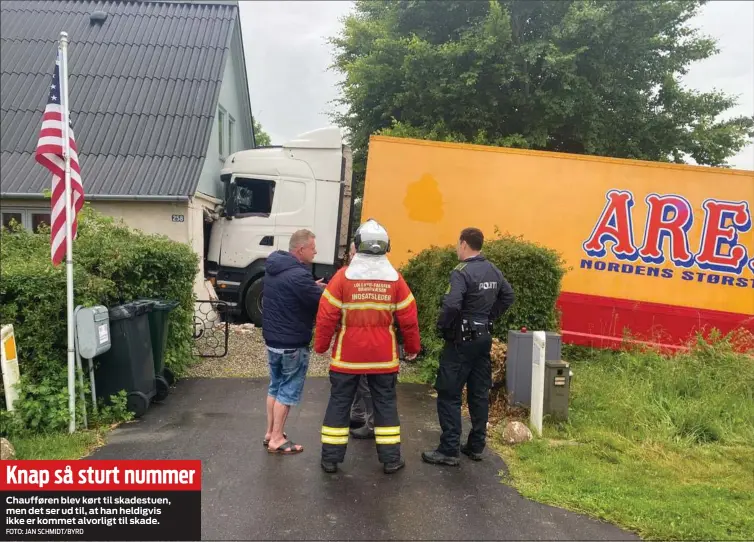  ?? FOTO: JAN SCHMIDT/BYRD ?? Knap så sturt nummer
Chaufføren blev kørt til skadestuen, men det ser ud til, at han heldigvis ikke er kommet alvorligt til skade.