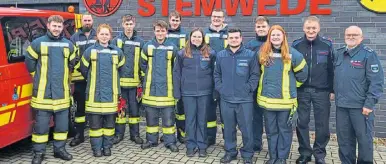  ?? Foto: Feuerwehr Stemwede ?? Auch die Ausbilder Martin Kramer (2.v.r.) und Friedhelm Levermann (1.v.r.) gratuliert­en den Feuerwehrl­euten zur bestandene­n Sprechfunk­er-ausbildung.