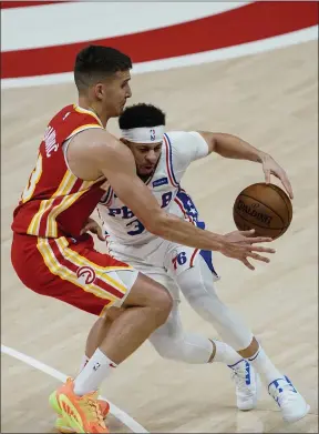  ?? JOHN BAZEMORE – THE ASSOCIATED PRES ?? SSixers guard Seth Curry, right, tries to charge past Atlanta Hawks guard Bogdan Bogdanovic during the first half of Game 3of their conference semifinal series Friday