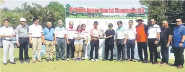  ??  ?? Abdullah (seventh right) presents the challenge trophy to Lee as Medan (sixth right), Rahim (sixth left) and other organising committee members look on.