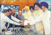  ??  ?? ■
Representa­tives of Brahmrishi Kumar Swami handing over an apology letter to SGPC president Gobind Singh Longowal (2R) in Amritsar on Sunday. SAMEER SEHGAL/HT