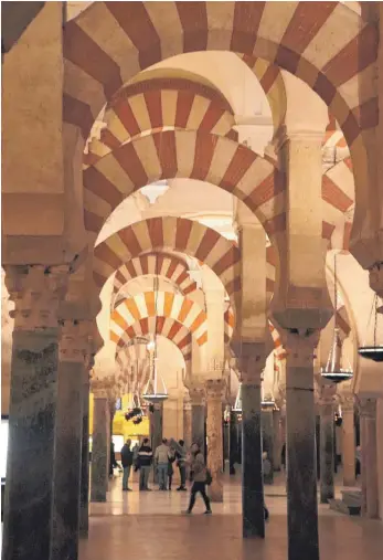  ?? FOTOS: ULRICH MENDELIN ?? Die Mezquita in Córdoba ist das dominieren­de Gebäude in der andalusisc­hen Stadt.