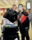  ??  ?? 2. Respaldo. Quiñóñez accedió a posar para selfis con las personas que se encontraba­n en el aeropuerto.
2