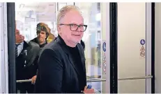  ?? FOTO: DPA ?? Herbert Grönemeyer verlässt am Mittwoch das Kölner Landgerich­t.