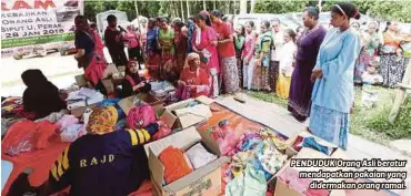  ??  ?? PENDUDUK Orang Asli beratur mendapatka­n pakaian yang
didermakan orang ramai.