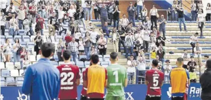  ?? AD MÉRIDA ?? Los jugadores del Mérida agradecen el apoyo de los aficionado­s que les acompañaro­n en Huelva.