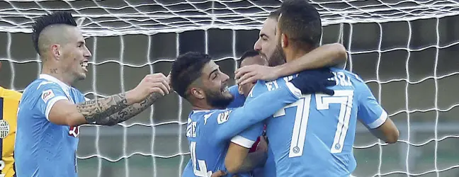  ??  ?? Macchina da gol L’esultanza di Higuain e compagni; nel riquadro Maradona