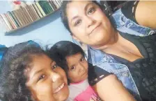  ??  ?? Nadia Landeros, originaria de Aguascalie­ntes, y sus hijas, celebraron Acción de Gracias en Laredo, Texas, solas porque el esposo de Nadia fue deportado.