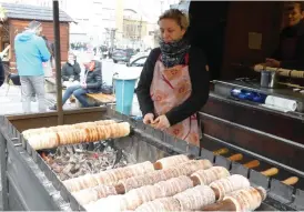  ??  ?? Traditione­llt tjeckiskt matstånd på Václavplat­sen. Läckerhete­rna som bakas här kallas ”trdelnik”.■