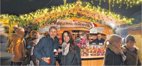  ?? FOTO: SUSI DONNER ?? Lukas Jicha und Marissa Alemany sind begeistert von der Hafenweihn­acht und der heißen Zwetschge bei Nüberlins.