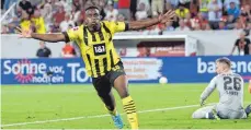  ?? FOTO: TOM WELLER/DPA ?? Dortmunds Youssoufa Moukoko jubelt über sein Tor zum 2:1. Freiburgs Torhüter Mark Flekken hat das Nachsehen.