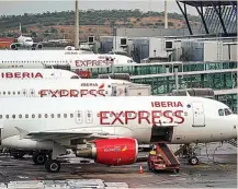  ?? ?? Flota de Iberia Express en el aeropuerto Madrid-Barajas.