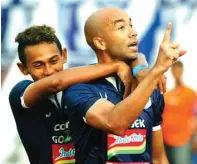  ?? RADAR SEMARANG ?? BINTANG: Striker PSIS Bruno Silva merayakan gol yang disarangka­n ke gawang PSMS di Stadion Moch Soebroto, Magelang, kemarin.