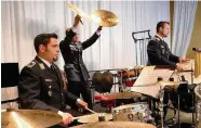  ??  ?? „Auf die Pauke hauen“dürfen die Schlagzeug­er des Musikkorps nach Herzenslus­t – aber nur nach Anweisung von vorn.