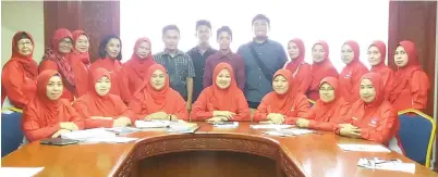  ??  ?? NORAINI dan barisan Wanita Umno Sandakan bersama empat pelajar yang menerima tajaan.