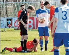  ?? Foto: Christian Kruppe ?? Nach einer guten ersten Hälfte kam Spitzenrei­ter Wehringen (orange) nach der Pause nicht mehr auf die Beine und unterlag Langerring­en.