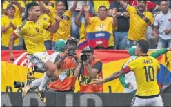  ??  ?? LÍDERES. Falcao y James son las estrellas de la selección colombiana.