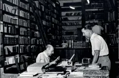  ??  ?? poeta e libraio
| Umberto Saba negli anni Cinquanta nella sua libreria, oggi Libreria Antiquaria Umberto Saba, in via san Nicolò 30 a Trieste