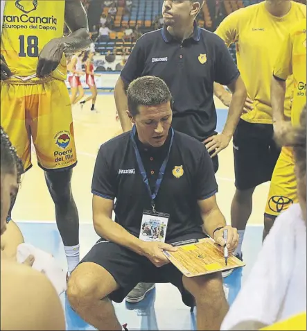  ?? Foto: CB GRAN CANARIA ?? Jaka Lakovic en un tiempo muerto durante la pretempora­da. El nuevo Gran Canaria llevará su sello esta campaña