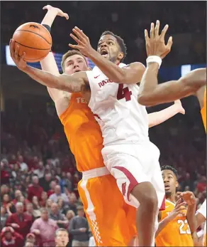  ?? Craven Whitlow/special to the News-Times ?? To the basket: Arkansas' Daryl Macon drives to the basket during the Razorbacks' SEC clash against Tennessee in Fayettevil­le. Tonight, Arkansas looks to snap a twogame losing streak at home against LSU.