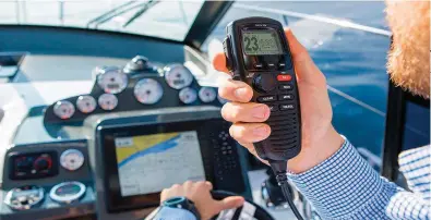  ??  ?? A partir de 2018 toda embarcació­n debe llevar a bordo una radio VHF. Si bien modular suele generar cierta vergüenza en algunas personas, es fundamenta­l combatir este temor para comunicars­e con la Prefectura a fin de obtener reportes climáticos y accesos a puertos.