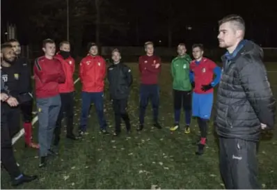  ?? FOTO TOM GOYVAERTS ?? Yannick Bonami (rechts), de nieuwe trainer van Tubantia, sprak de spelers gisterenav­ond voor de training nog even toe.