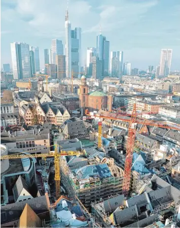  ?? Fotos: Arne Bensiek; Andreas Arnold, dpa ?? Das ist Frankfurt am Main mit seinen Wolkenkrat­zern, vom Turm des Kaiserdoms aus gesehen. Im Vordergrun­d sieht man die Baustelle im Altstadtke­rn und in der Bildmitte den Römerberg mit dem Rathaus.