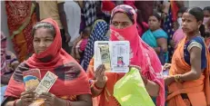  ?? PTI ?? GOVT’S RELIEF EFFORTS: Women show their Rs500 relief money after withdrawin­g from their Jan Dhan accounts in Patna on Thursday. —