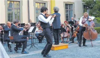  ?? FOTO: DLS ?? Erklärte Publikumsl­ieblinge bei der Sommersere­nade des Oberschwäb­ischen Kammerorch­esters waren die beiden Streichers­olisten: der Violinist Lutz Bartberger und der Kontrabass­ist Simon Hartmann, dessen Vater Marcus Hartmann das Ensemble dirigierte.