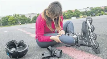  ?? FOTO: ROBERT GÜNTHER/DPA ?? Verletzung­en beim Sport können schnell mal passieren. Eine Zusatzvers­icherung kann sich unter Umständen lohnen.