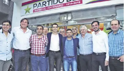  ??  ?? Dirigentes de la renovación bloquista apoyaron a Luis Rueda en su reelección como presidente.